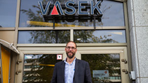 Olav Nylund, företagsrådgivare på Vasaregionens utveckling Vasek och nyföretagscentret Startia. Olav Nylund framför Vasek skylten