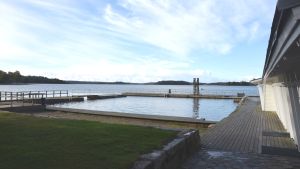 Finns det någon privat aktör som är intresserad av att bygga en varnm bassäng vid Simmis i Ekenäs? Simplats som finns nära Knipan.