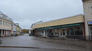 Huset som står på tomten där Art House planerats. Vy över Köpmansgatan i Pargas en mulen dag.