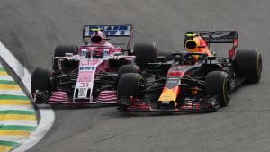 Esteban Ocon och Max Verstappen kolliderade då nederländaren skulle varva Ocon. Esteban Ocon och Max Verstappen kolliderade då nederländaren ledde loppet.
