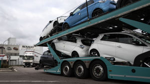 Renault-bilar fraktas från en fabrik utanför Paris. Nissan-bilar fraktas från en fabrik utanför Paris.