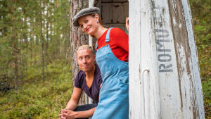 Egenlands programledare Nicke Aldén och Hannamari Hoikkala bekantade sig med Hytermäöarna, ett naturskyddsområde som länsmannen Romu-Heikki Häyrynen i Kerimäki lämnade efter sig. Egenlandin juontajat Hannamari Hoikkala ja Nicke Aldén Hytermän saarella Kerimäellä - vieressään vanhasta pystyynnostetusta veneestä tehty penkki, jossa lukee: Romu-Heikki.