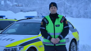 Roald Berntsen är insatsledare för sökoperationen i Tamokdalen. Polis i Tamokdalen framför en polisbil.