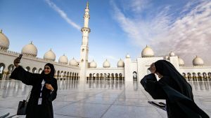 Muslimska kvinnor tar selfies framför moskén i Abu Dhabi inför påvens besök Muslimska kvinnor tar "selfies" framför moskén i Abu Dhabi inför påvens besök.