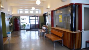 Interiören ser ut som en gammal buss- eller järvägssstation ska se ut. Busstationen i Lovisa vintern 2019