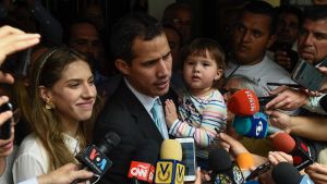 FAES har sökt oppositionsledaren Guaidós hustru Fabiana Rosales, säger Guaidó Venezuelas interimspresident Juan Guaidó med sin hustru Fabiana Morales och dotter.