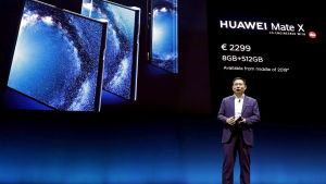 Huawei Consumer Business Groups vd Richard Yu förevisar den nya vikbara mobilen Mate X i samband med Mobile World Congress. Huawei Mate X