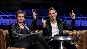 Ville Virtanen, också känd som Darude och Sebastian Rejman ska tävla för Finland i årets Eurovision Song Contest som i år ordnas i Tel Aviv, Israel. Darude ja Sebastian Rejman istuu sohvalla.