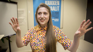Julie Breton drar kampanjen Allas val, vars avsikt är att upplysa röstberättigade finländare med invandrarbakgrund om det politiska systemet i Finland och vilka påverkningsmöjligheter de har. Julie Breton on Ranskasta Suomeen muuttanut Monihelin järjestökoordinaattori.