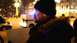 Dmitri Gusev pitelee mielenosituskylttiä Nevskin valtakadun laidalla. Poliisi saapuu nopeasti paikalle Dmitri Gusev osoittaa mieltä Pietarissa