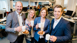 Vi på Svenska Yle vill gärna träffa er och höra era önskemål. Kokar ni kaffet så tar vi med oss bullar. Fr.v. Jonas Jungar, Hannah Norrena, Marit af Björkesten och Daniel Olin. Människor med kaffekopp och bullar i sina händer
