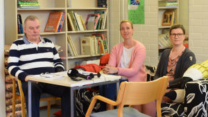 Planerna för Kyrkfjärdens skola diskuterades i Yle Västnylands direktsändning från Ingå. Från vänster: Peter Bergman, Daniela Andersson och Jessika Elfving. Från vänster: Peter Bergman, teknisk chef i Ingå. Daniela Andersson, ordförande för Hem och Skola vid Kyrkfjärdens skola, Jessica Elfving, rektor för Kyrkfjärdens skola.