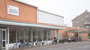 Hangö idrottshus har en gång tidigare haft problem med en mellanvägg som rasat ner. En röd och vit byggnad med cyklar utanför. Hangö idrottshus.