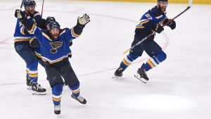 Patrick Maroon avgjorde för St. Louis. Pat Maroon och St. Louis jublar efter en seger