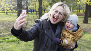 Catariina Salo irriterar sig på människor som irriterar sig på människor som lägger upp bilder på sina barn på sociala medier. Catariina Salo tar en glad selfie tillsammans med sitt barn som hon har i famnen.