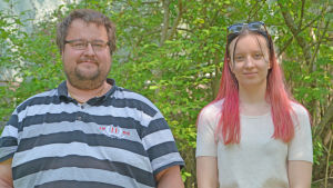Nicholas Pousar och Elin Blomqvist är två av de unga som är en del av Uppdrag Z. En man och en kvinna står framför en grön buske.