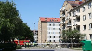 I juni detonerade en kraftig sprängladdning intill ett bostadshus i Linköping. Några personer skadades lindrigt, men de materiella skadorna var stora. Två byggnader fick fönster och balkonger utblåsta i explosionen