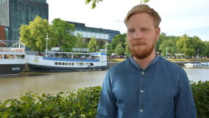 Atte Lindqvist är projektkoordinator på Håll skärgården ren och säger att båtfolket nog vill skydda sin skärgård, men att fler sugtömningsstationer behövs. Atte Lindqvist tittar in i kameran, i bakgrunden åstranden i Åbo