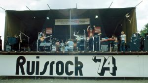 Strandscenen på 1970-talet. Scenbygget då såg väldigt mycket enklare ut än det gör idag. På bilden uppträder ungerska Locomotiv GT, 1974. Ungerska bandet Locomotiv GT på Ruisrock 1974.