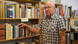 Christer Lundqvist söker historieböcker och memoarer. Man står och ser på böcker på en loppmarknad.