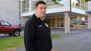 Ron Liljendal är orolig för hur ungdomarna som ännu inte har fått fortsätta träna mår. Arkivbild från 2019. En man i svart munkjacka står framför en dörren till en idrottshall.