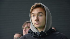 Ville Sevón hade hoppats att Inter skulle ha vunnit. Ville Sevón, en man med svart jacka och grå munkjacka med huvan uppdragen.