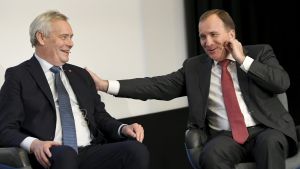 Stefan Löfven är en av de få nordiska kolleger som omnämns i boken. De ser ut att komma bra överens. Stefan Löfven klappar Antti Rinne på axeln på presskonferens i Helsingfors