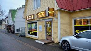Suomen Työvaatetukku har drivit Matkahuoltos verksamhet på Stora byvägen i Nickby sedan december 2018. Ett gult trähus med en affär på gatunivån.