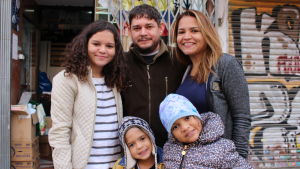 Familjen Bellomo har nyss kommit till Madrid från Venezuela. Barnen Franceska (t.v.), Fabianna (t.h.) och Fabrizio har fått nya varma kläder för att klara vintern. På bilden ser vi familjen Bellomo som precis har anlänt till Venezuela. På bilden ser vi fempersonersfamiljen i nya vinterkläder de fått av en frivilligorganisation.