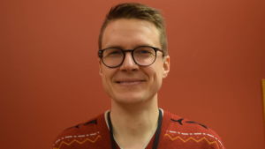 Ville Pursiainen hävdar att alla patienter får en likvärdig vård oberoende av modersmål. Ville Pursiainen