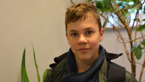 Tino Rantamäki kommer att sakna dataklassen i den gamla skolan. Ung pojke i skolkorridor.