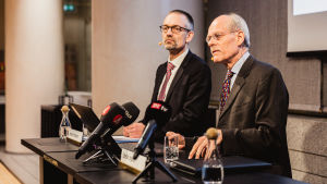 Jesper Hansson och Stefan Ingves från Sveriges riksbank. Stefan Ingves på Riksbankens presskonferens.