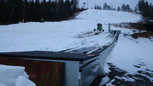Den cirka 50 meter långa barnliften är ett viktigt komplement till slalombacken vid Bötombergen. En cirka 50 meter lång barnlift i en slalombacke.