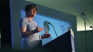 Arlene Foster blir återigen regeringschef i Nordirland. Arlene Foster (DUP) står och talar i en talarstol.