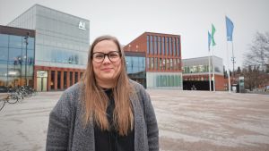 Under de senaste femton åren har Annakaisa Kultima forskat om spel och spelbranschen. Hon gläds åt de senaste årens utveckling och att man i dag ser andra kvinnliga spelkaraktärer än de som ska räddas av män. Spelforskare Annakaisa Kultima står på Allto universitets gård.