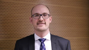 Piet Christiansen tycker att europeiska länder väl kunde skuldsätta sig lite mera. En manlig bankir i kostym.