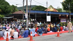 Under ramadan flockas klart fler människor till moskéerna än vanligt. Därför är bönestunderna nu förbjudna i Malaysia. Folksamling under ramadan i Malaysia.