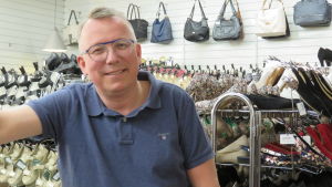 Tapsa Viljanen har koncentrerat sin skohandel till butiken i Ekenäs. Dessutom säljer han arbetsskor av ett visst märke på nätet. Den näthandeln fungerar bra, men det är för att det är fråga om specialskor som man inte hittar så där bara i webbutiker. En man med kort hår, glasögon och blå kortärmad pikeskjorta inne i en sko- och väskbutik.
