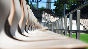 Det finns rejält med sittplatser på Tölö fotbollsstadion, som vanligtvis har en kapacitet på långt över 10 000 åskådare. Tölö fotbollsstadions läktare.