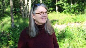 Anna Ulff är bildkonstnär och bor i Fiskars. Att plocka sniglar har blivit en daglig vana. kvinna i röd tröja