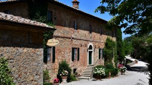 Huvudbyggnaden på Fattoria del Colle, en av Donatella Cinelli Colombinis två vingårdar med anor till 1500-talet. Huvudbyggnaden på Fattoria del Colle, en av Donatella Cinelli Colombinis två vingårdar med anor till 1500-talet