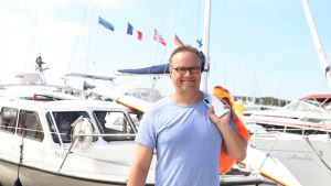Mikko Suominen rör sig ofta i skärgården, både med kajak och med motorbåt. En man står vid sin båt i Kasnäs gästhamn.