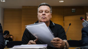 Jari Aarnio, tidigare chef för narkotikapolisen i Helsingfors, står åtalad för mord i fallet. Kuvassa on Jari Aarnio Helsingin käräjäoikeudessa syyskuussa 2020.