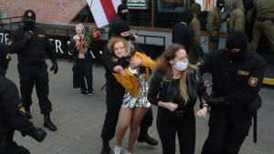 Polisen griper demonstrerande kvinnor 19.9.2020 i Minsk Polisen griper demonstrerande kvinnor i Minsk 19.9.2020