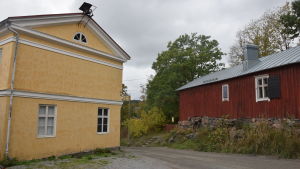 Fiskars museum har under sommaren utställningar i flera byggnader. Den gula byggnaden är huvudbyggnaden, det röda huset hör också till museet. I anslutningen till museet finns också ett kafé som har haft öppet under sommaren och under höstveckoslut. Ett gammalt gult stenhus till vänster och ett gammalt lågt rött trähus till höger.