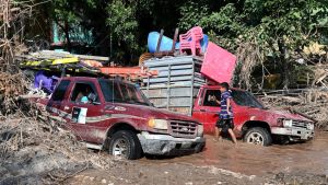 Invånare i kommunen El Progreso i Honduras som flyr ett par dagar innan Iota beräknas nå landet. Landet har inte hunnit återhämta sig från den förra orkanen Eta. Invånare som evakuerar undan orkanen Iota i den redan översvämmade kommunen El Progreso i Honduras