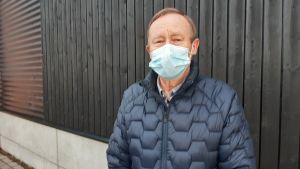 Risto Peippo jobbade många år som linjelots på Amorella. Han tycker att det oftast gick bra att ta iland på Åland, men att vinden ibland kan orsaka problem. Man iförd munskydd mot mörk husvägg.