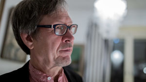 Tom Moring säger att chefredaktörsposten är jobbig men ger också status och synlighet även i Sverige. Tom Moring i närbild.