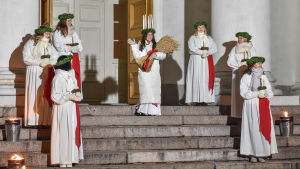 Lucia med tärnor på Domkyrkans trappor. Finlands lucia Ingrid Enckell och tärnor står utanför Helsingfors domkyrka.