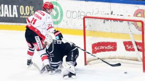 Michael Keränen avgjorde på straff. Michael Keränen fintar bort TPS-målvakten.